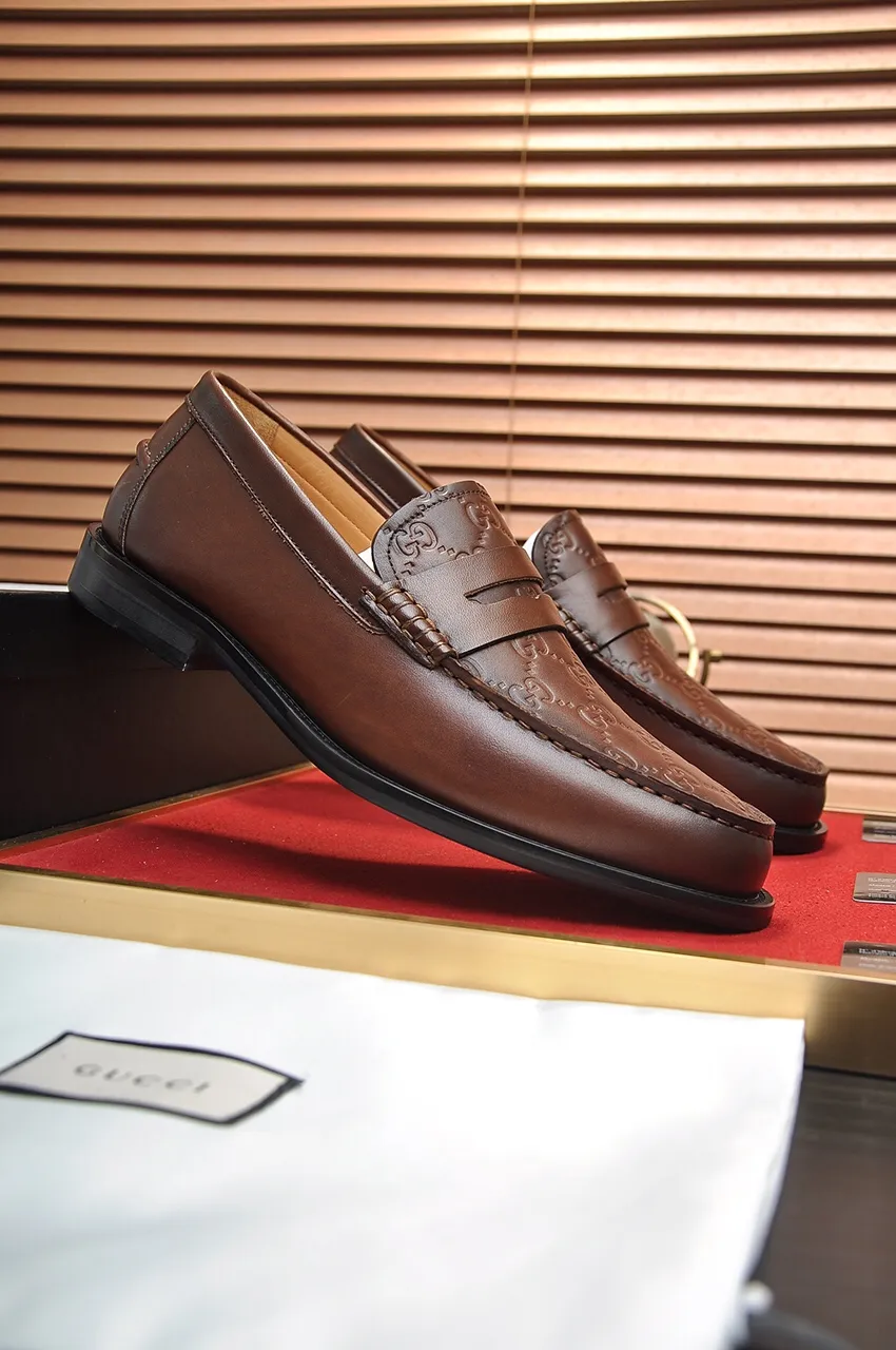 Men's shoes💰560💶Italy's top luxury men's shoe giant (GUCCI) (Gucci) (full cowhide lining) new arrival🍃Original European style🔰 Pleasant to the eye😍In order to make the shoes more durable and non-deformable🌀The production continues to follow traditional methods but there is still no lack of innovation💪Choose original sheepskin for the leather♻️ Smooth and natural And extra bright ⭐Made of imported cowhide, the first choice of rich people 38-45 (45 customized)